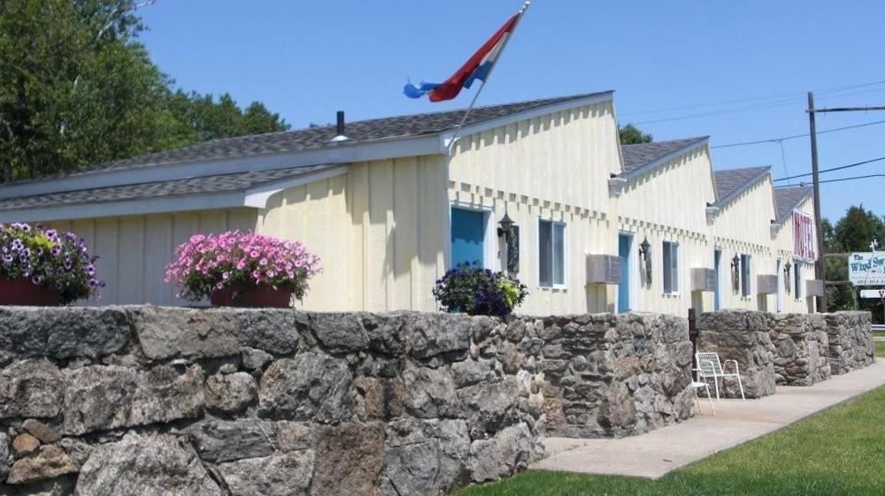 The Windswept Inn Чарлстаун Экстерьер фото